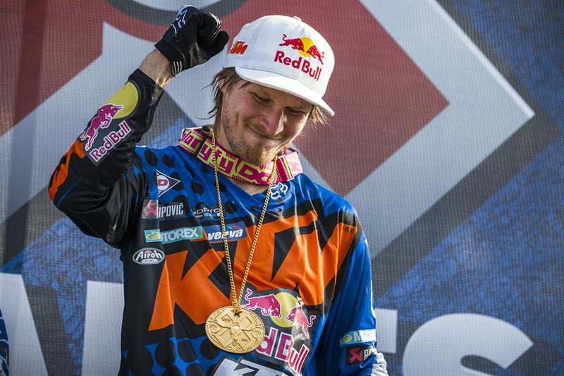 Taddy Błażusiak na podium z medalem