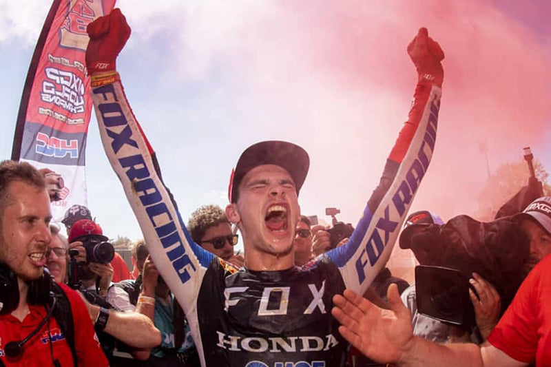 Tim Gajser cieszący się zwycięstwem
