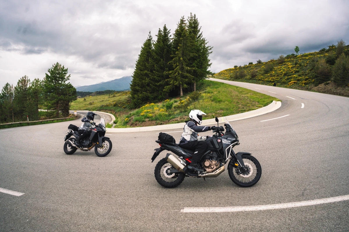 jazda motocyklem w ostry zakręt