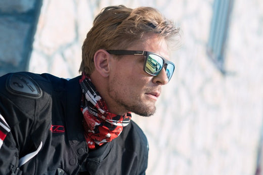 mężczyzna w kombinezoenie motocyklowym