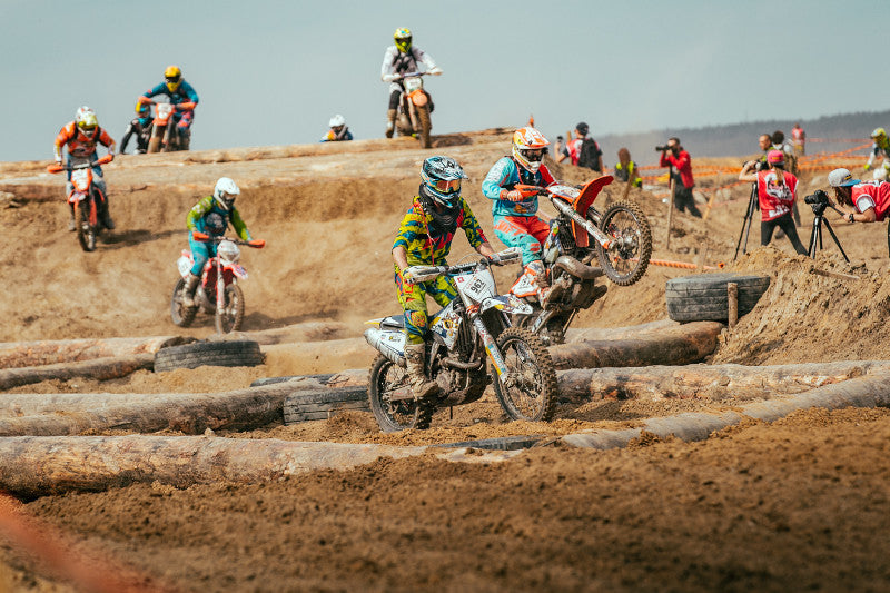 grupa motocyklistów podczas zawodów Enduro