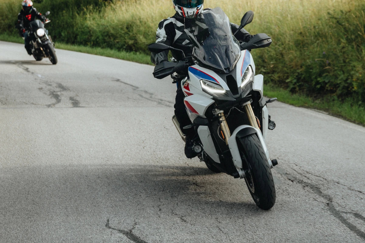jazda motorem po drodze przy wykonywaniu awaryjnego manewru omijania