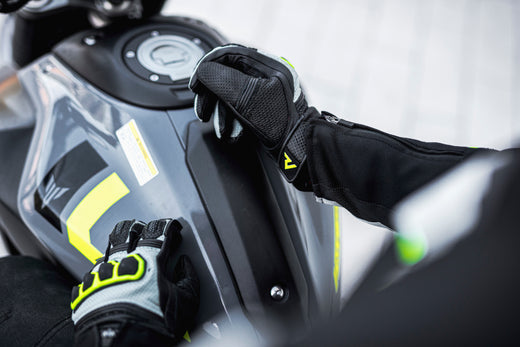 dłonie motocyklisty w rękawicach Rebelhorn na motocyklu przy wlewie paliwa