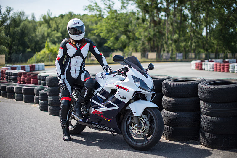 Motocyklistka pozuje w kombinezonie Rebelhorn Rebel Lady do zdjęcia