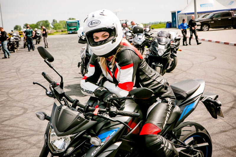 Motocyklista w kominezonie Rebelhorn Rebel Lady siedzi na motocyklu.