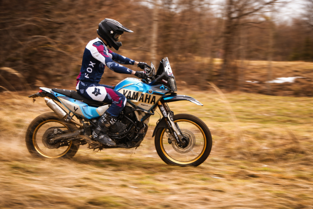 motocyklista dawid szczotka podczas jazdy na motorze