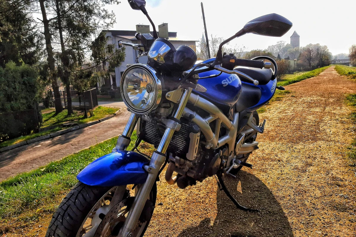 na drodze szosowej stoi motocykl firmy suzuki