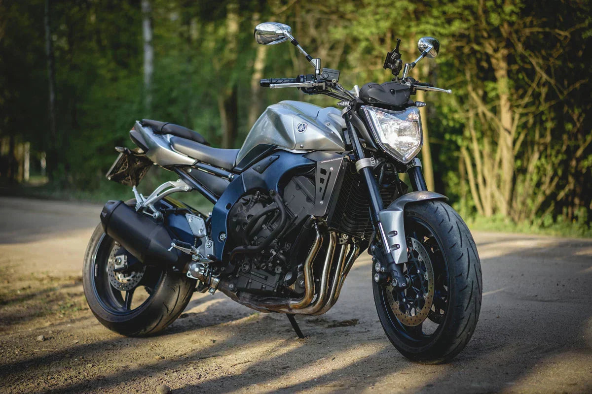 zdjęcie motocykla stojącego na trasie