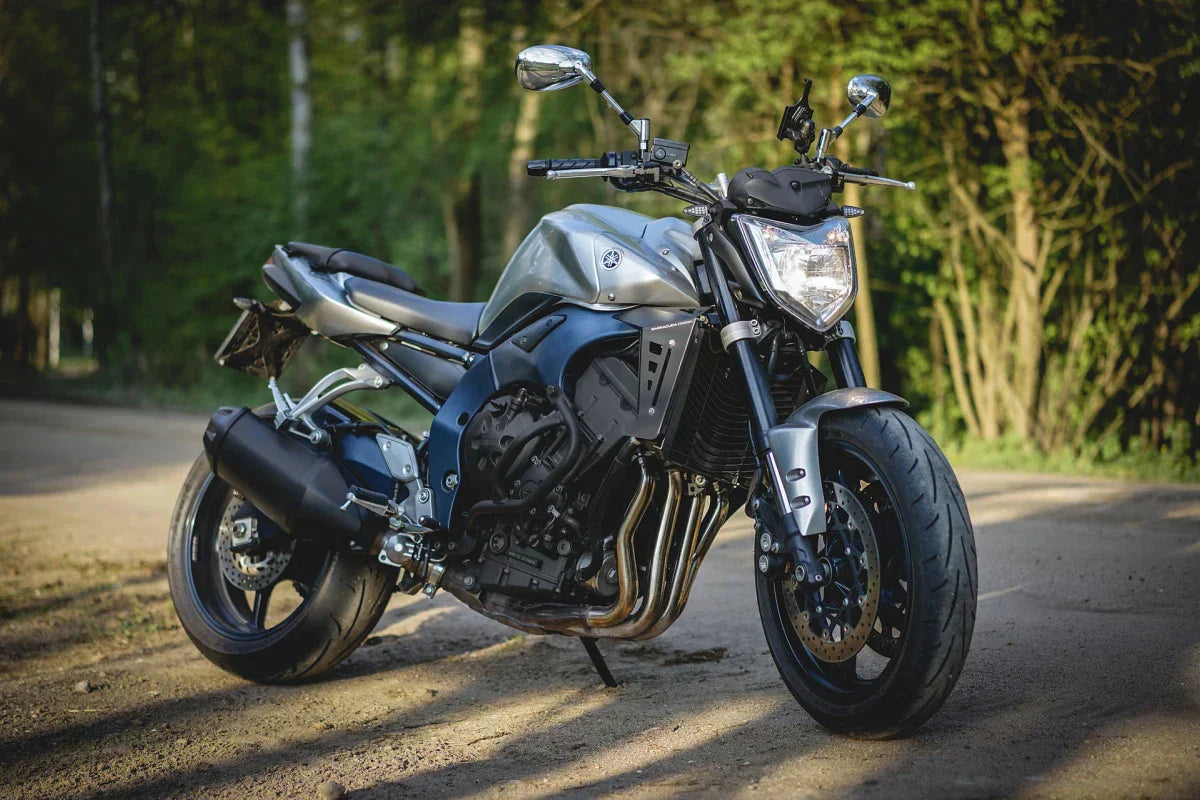 zdjęcie motocykla stojącego na trasie