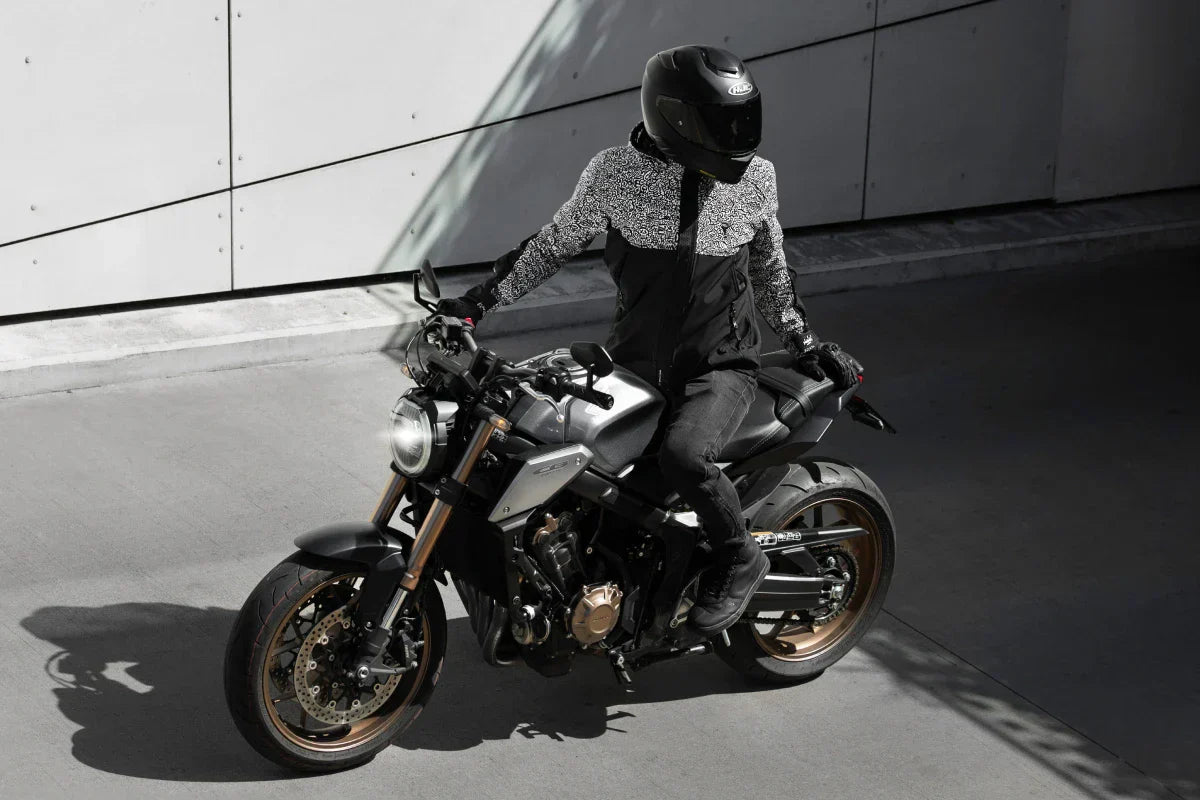 motocyklista siedzący na motorze wartego do 30 tysięcy złotych