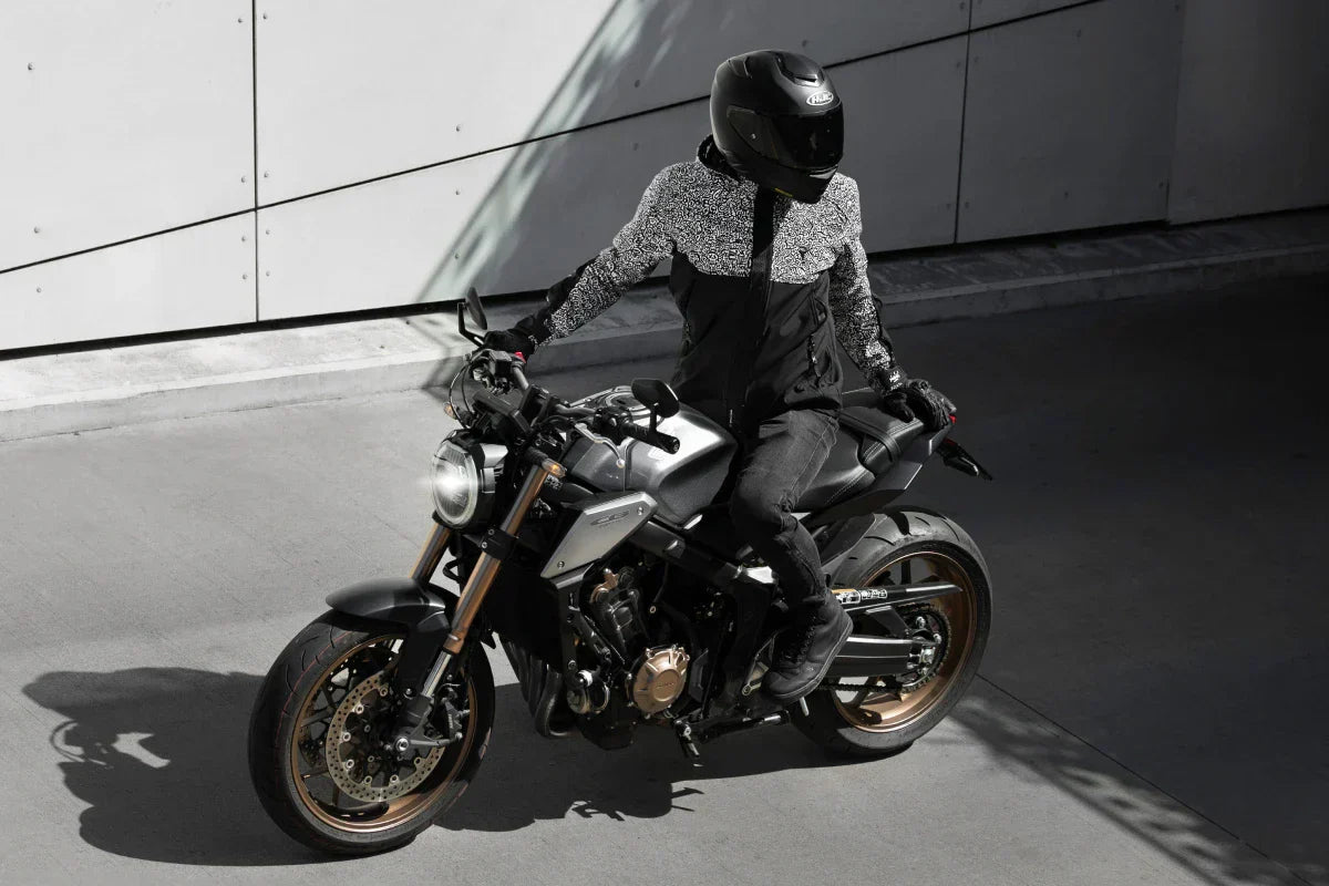 motocyklista siedzący na motorze wartego do 30 tysięcy złotych
