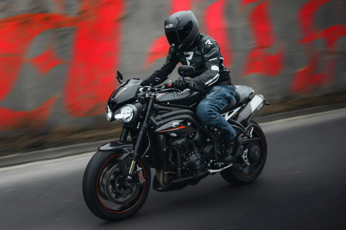 motocyklista jadący na motorze