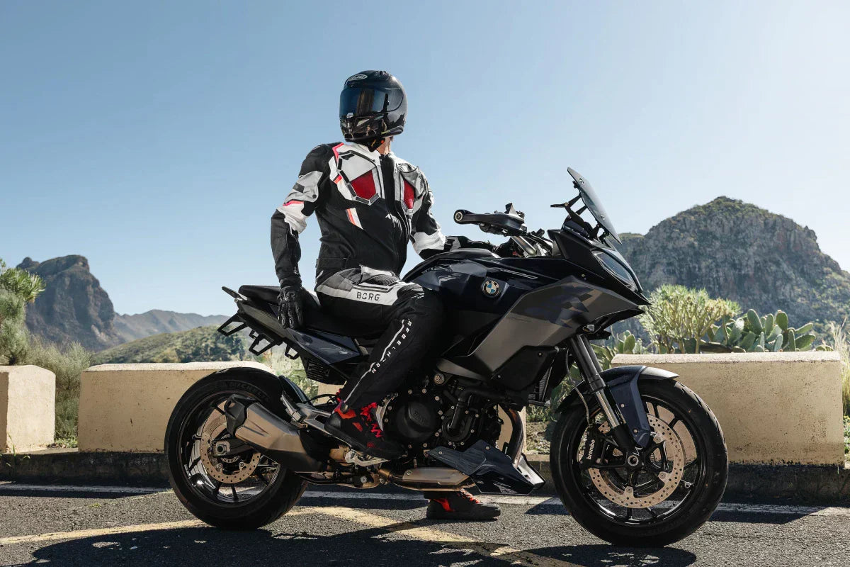 motocyklista siedzący na motorze wartym 50 tysięcy