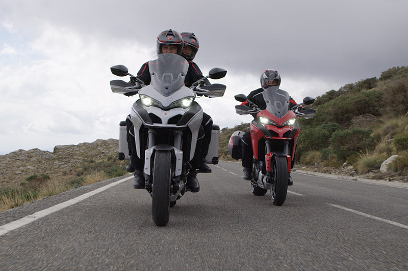 Motocykliści na drodze