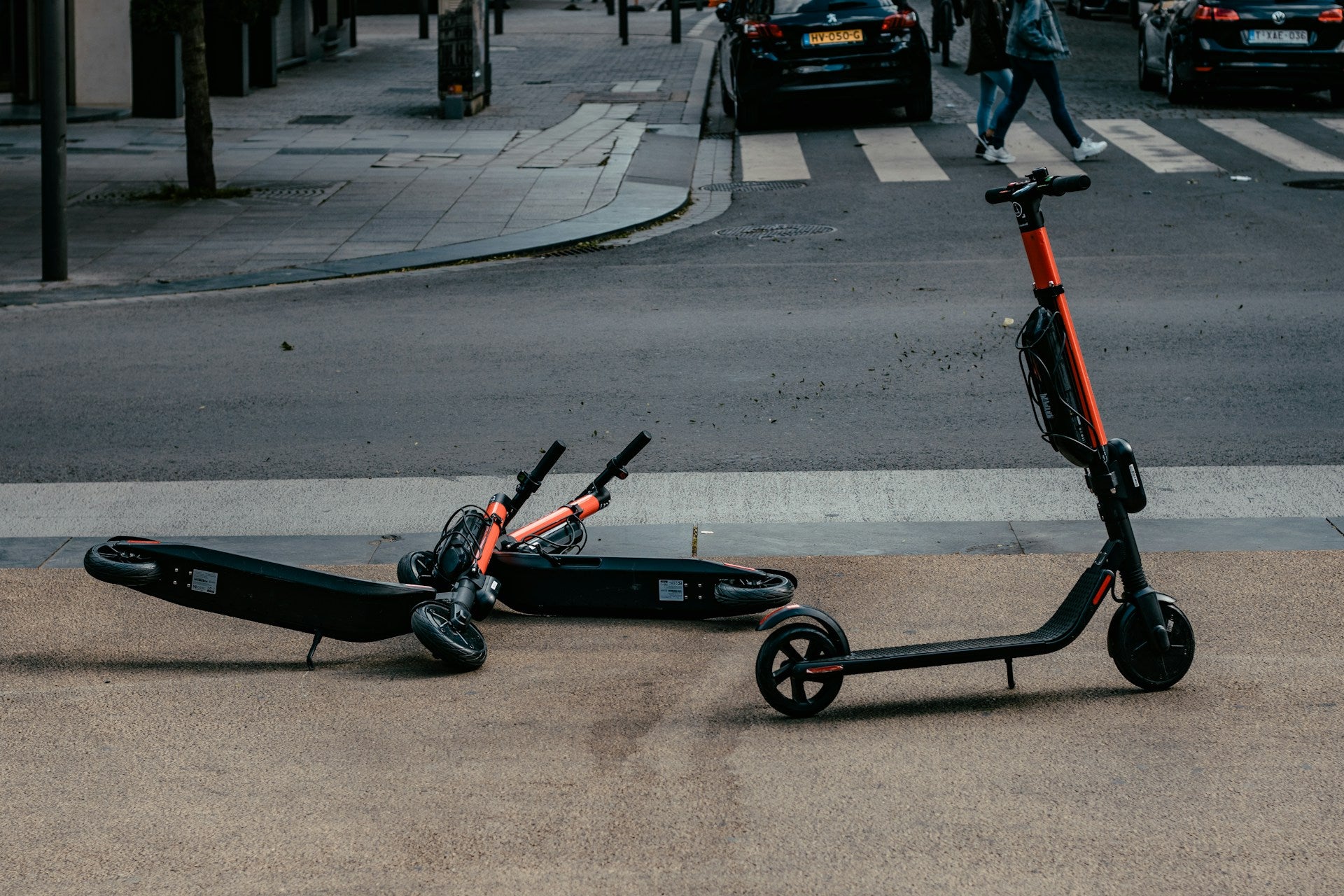 Czy na hulajnodze elektrycznej trzeba jeździć w kasku?