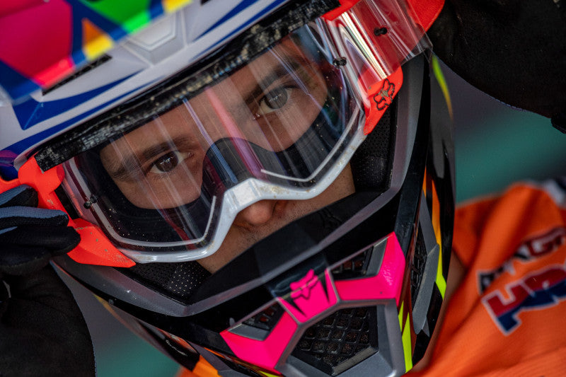 zawodnik w kasku fox