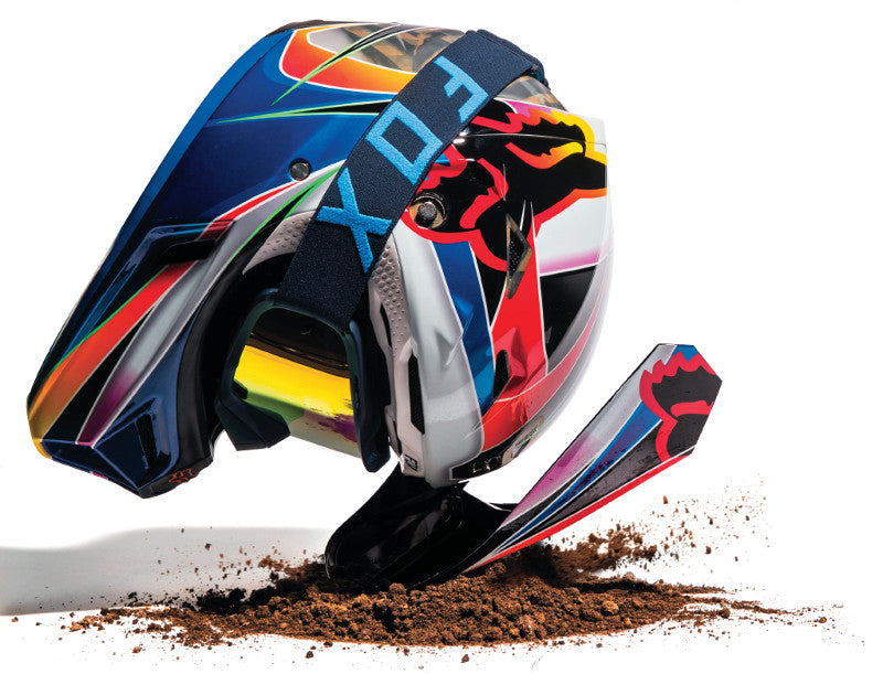 Kask Fox V3 w jaskrawych kolorów na promocyjnej grafice na białym tle