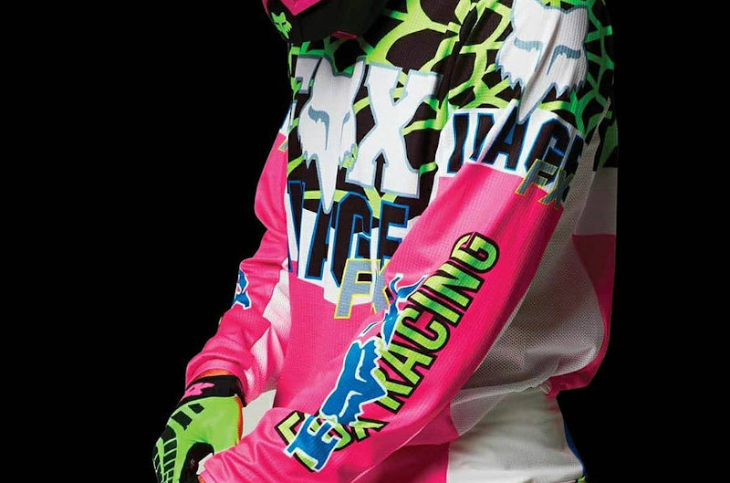 Model w kombinezonie z nowej kolekcji marki fox w stylu lat 90. na czarnym tle