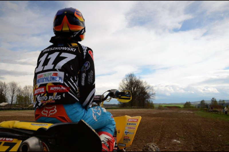 Zawodnik Kacper Mieszkowski na zwodach Batti Cup siedzący na quadzie w koszulce z numerem 117