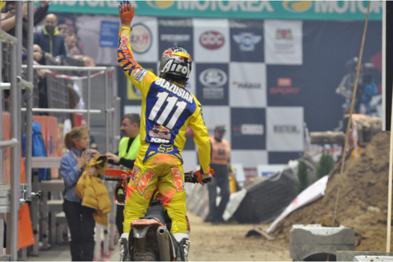 Tadeusz Błażusiak z numerem 111 na zawodach Superenduro w Gdańskiej Ergo Arenie, wyciągający rękę do góry w geście zwycięstwa