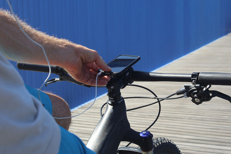 Zamontowany na kierownicy rowerowej uchwyt SP Connect