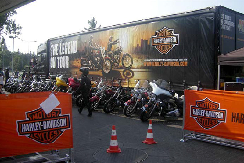 przyczepa i motocykle Harley przed nią