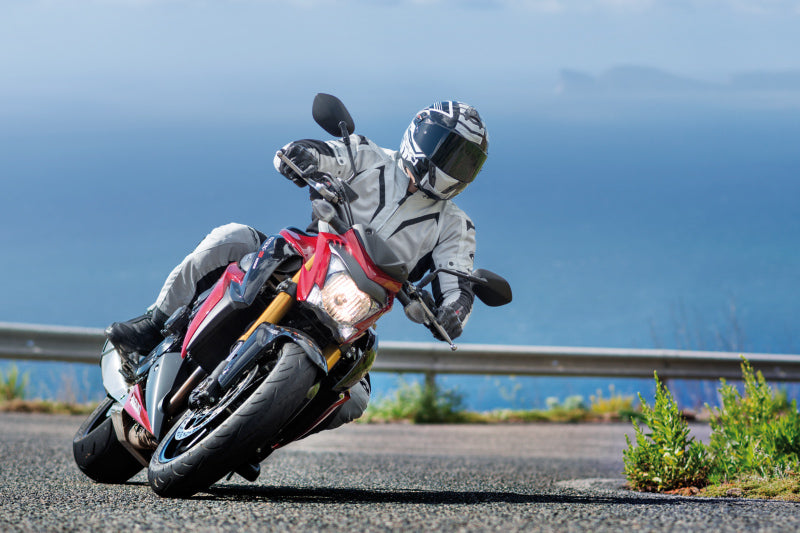 mężczyzna na motocyklu podczas wchodzenia w zakręt
