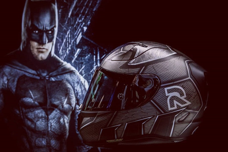 kask hjc rpha-11 batman na grafice promującej nowe malowanie