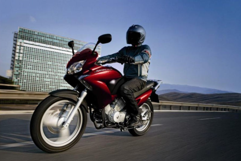 motocyklista jadący po szosie na hodzie varadero 125