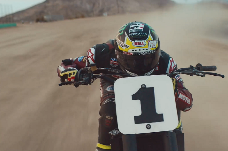 motocyklista flat track jedzie motocyklem z numerem 1