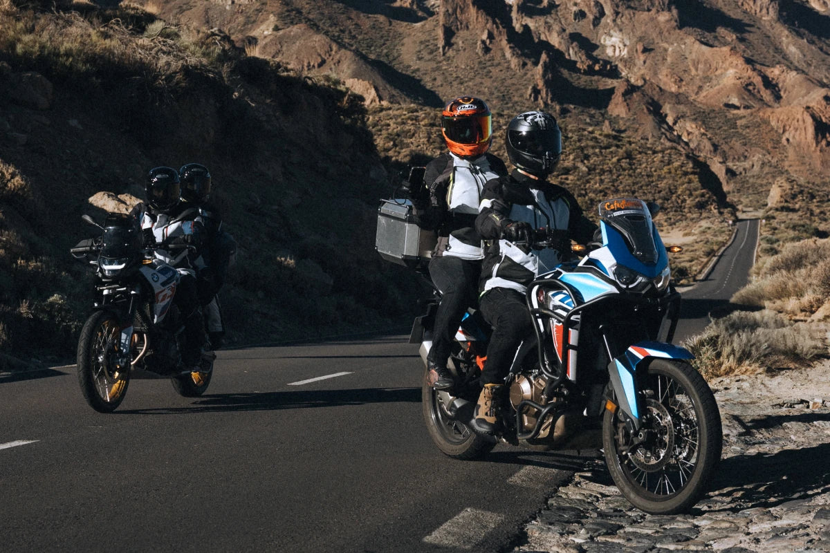 motory zaparkowane na poboczu drogi