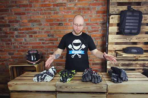 Daniel z Motobandy prezentuje rękawice na drewnianym blacie
