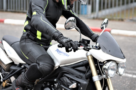 Motocyklista siedzący na motocyklu triumph