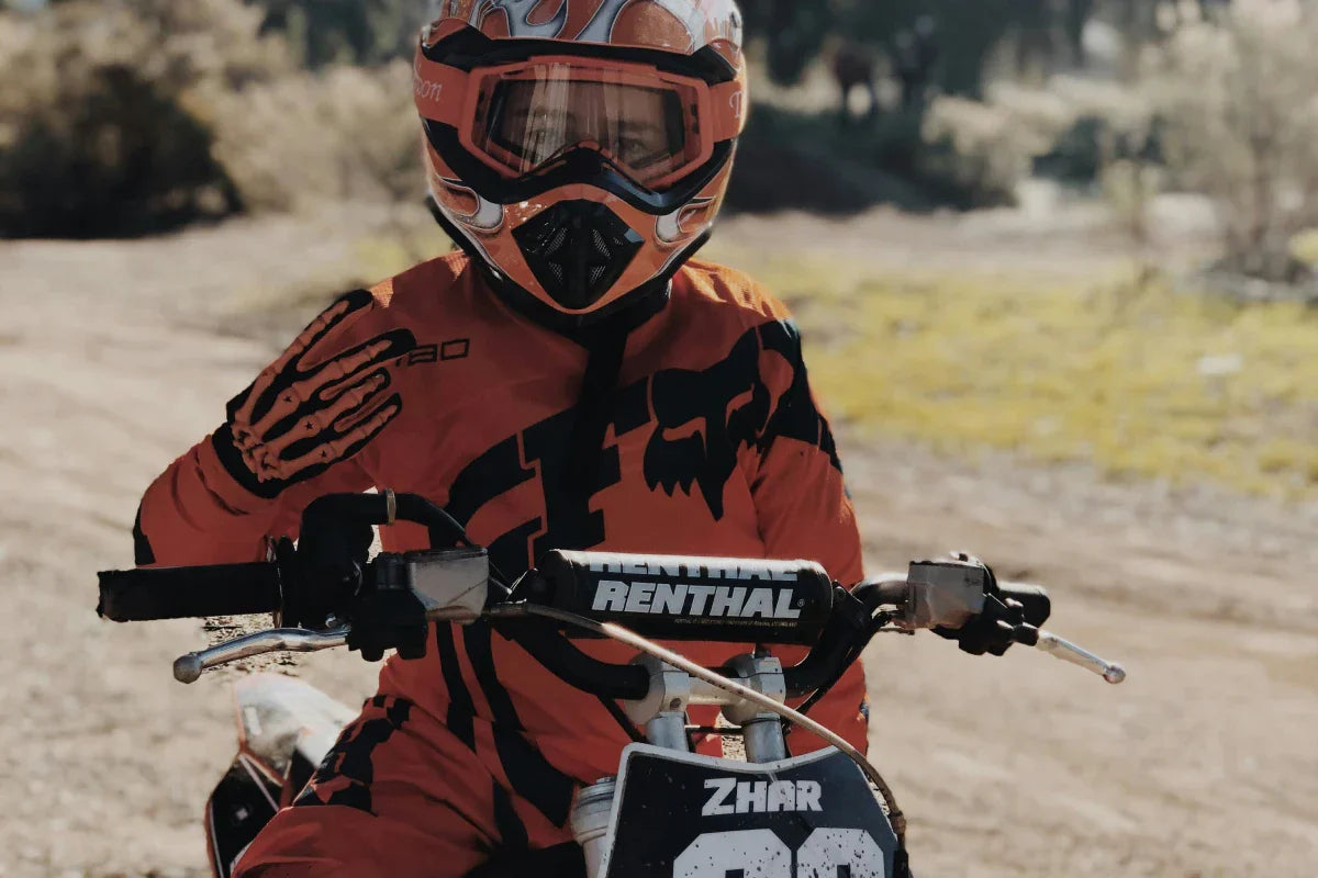 dziecko jadące na motorze na trasie szosowej