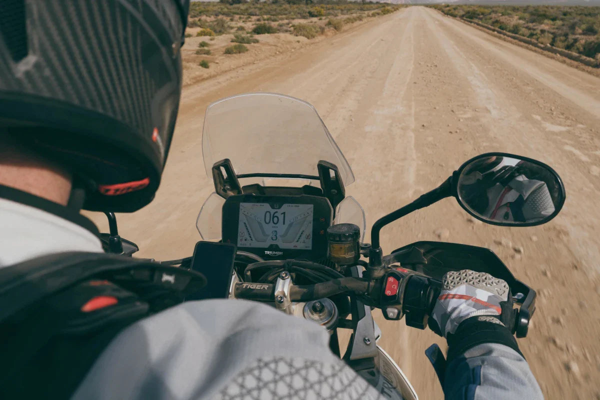 jazda motocyklem po ubitej drodze z efektem shimmiy