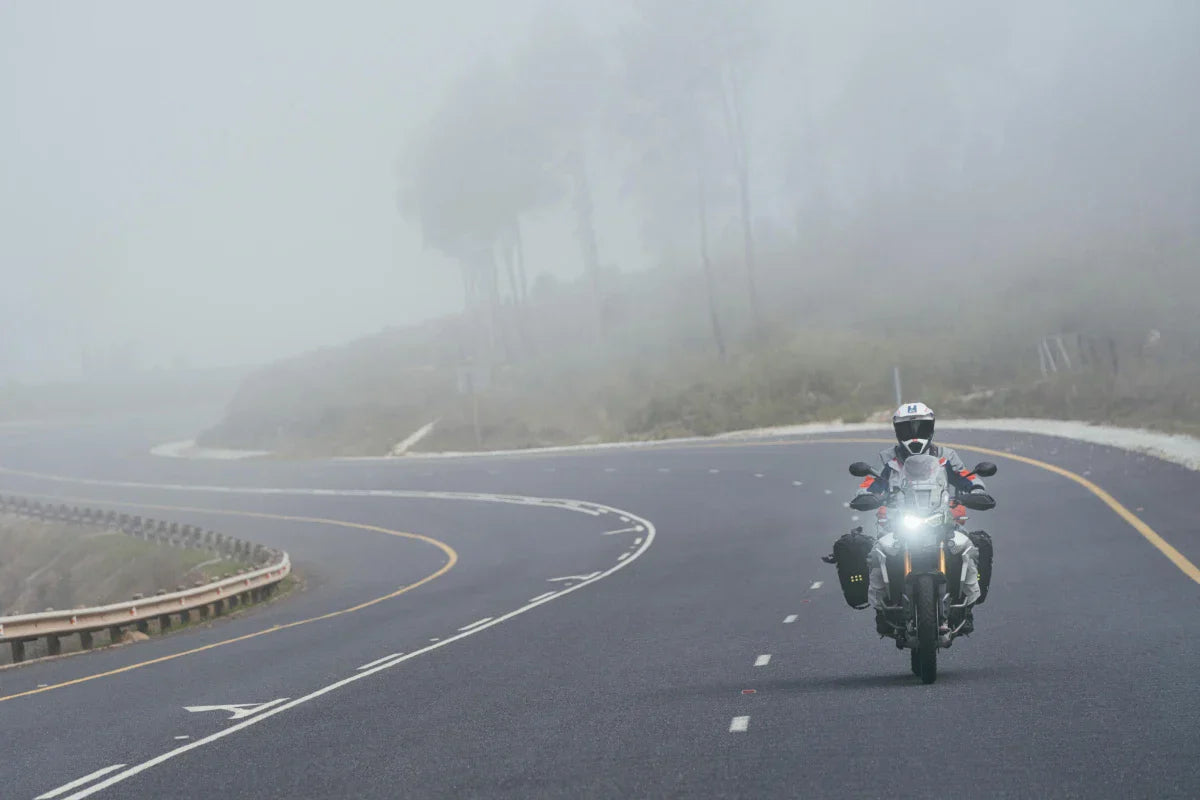 jazda motocyklem we mgle