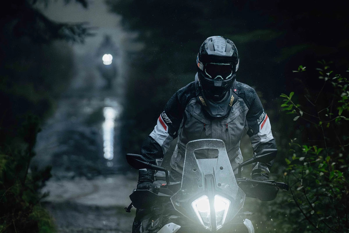 jazda motocyklem jesienną porą po zmroku