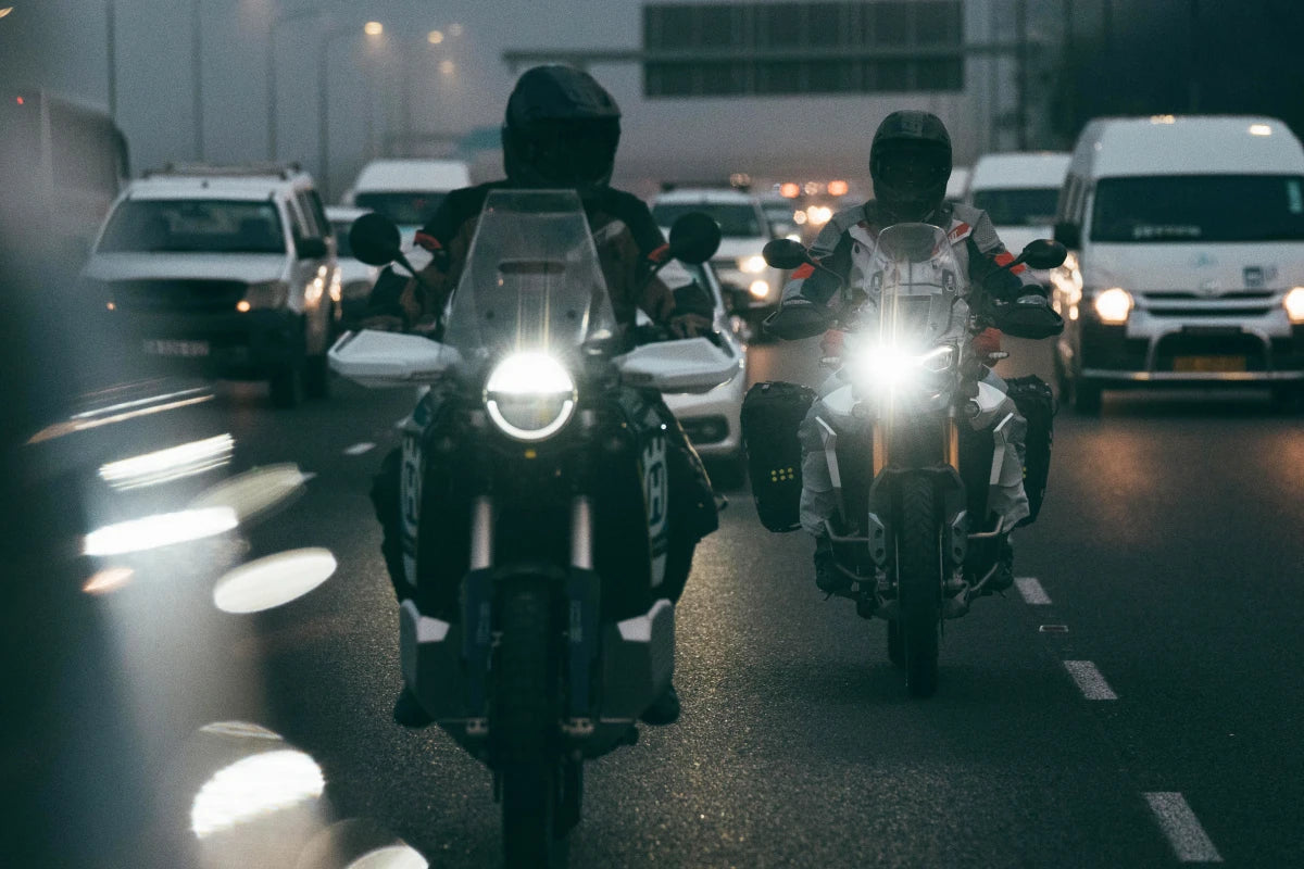 jazda motorem po drodze w mieście