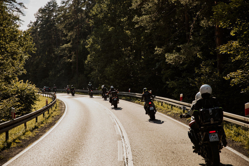 motocykliści jadący w kolumnie 