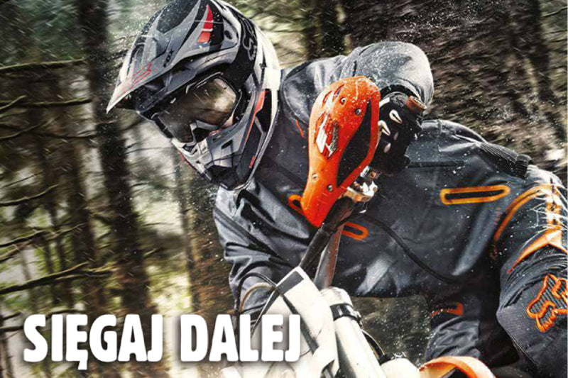 GRAFIKA z motocyklistą enduro ubranym w markę fox i z napisem "Sięgaj dalej"