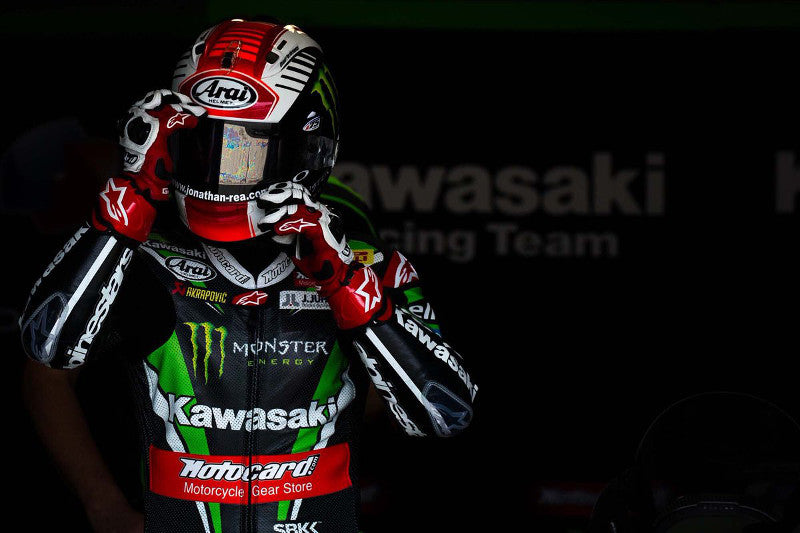 profesjonalny motocyklista w kasku Arai i kombinezonie skórzanym