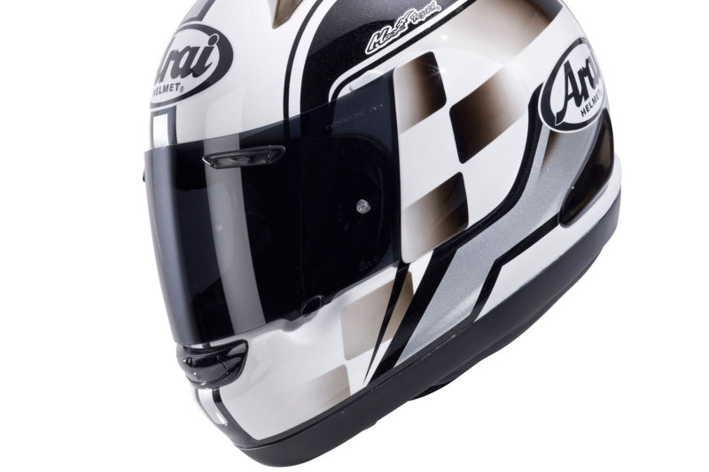 kask arai quantum st na zdjęciu studyjnym, przycięty na wysokości czubka głowy