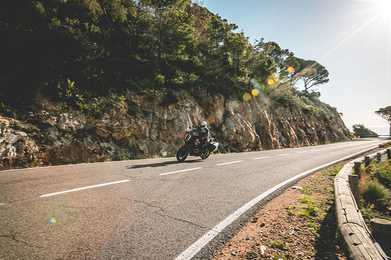 Motocyklista w kasku HJC jedzie na motocyklu