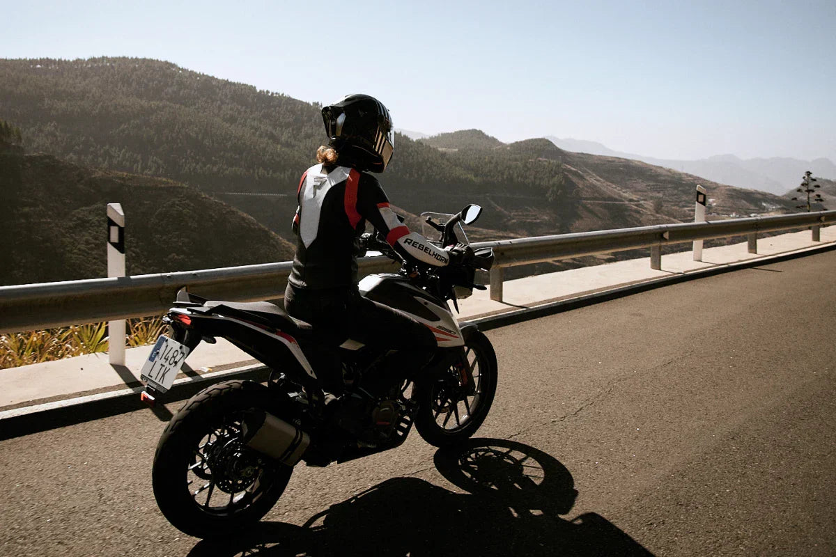 motocyklista na motorze podczas przejażdżki górskiej