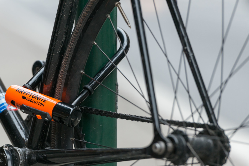 zabezpieczenie rowerowe marki kryptonite typu u-lock przypięte do roweru, ramy i koła