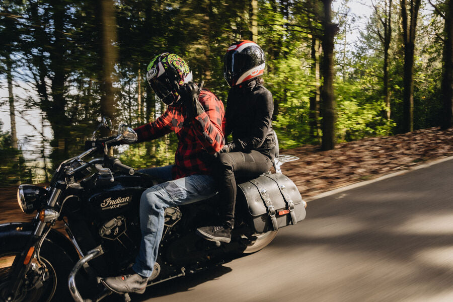 motocykliści na motocyklu sportowym