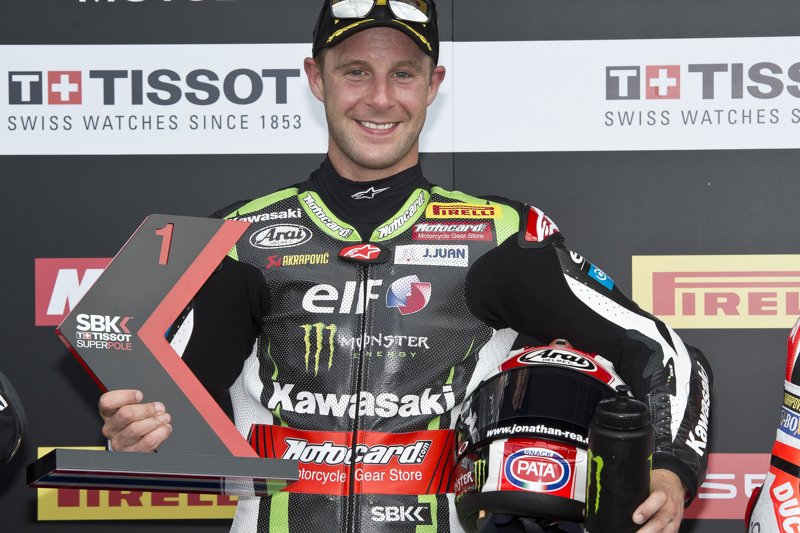 Jonathan Rea na podium pozuje do zdjęć