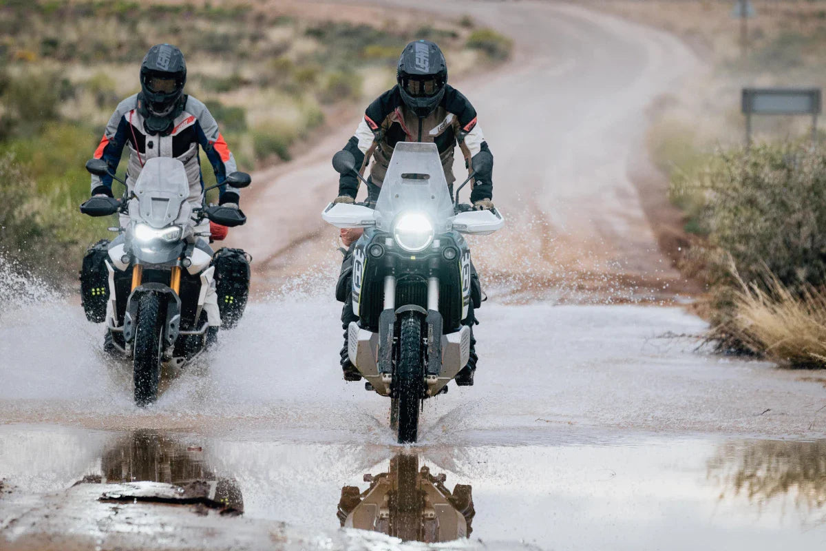 omijanie przeszkód motorem na drodze