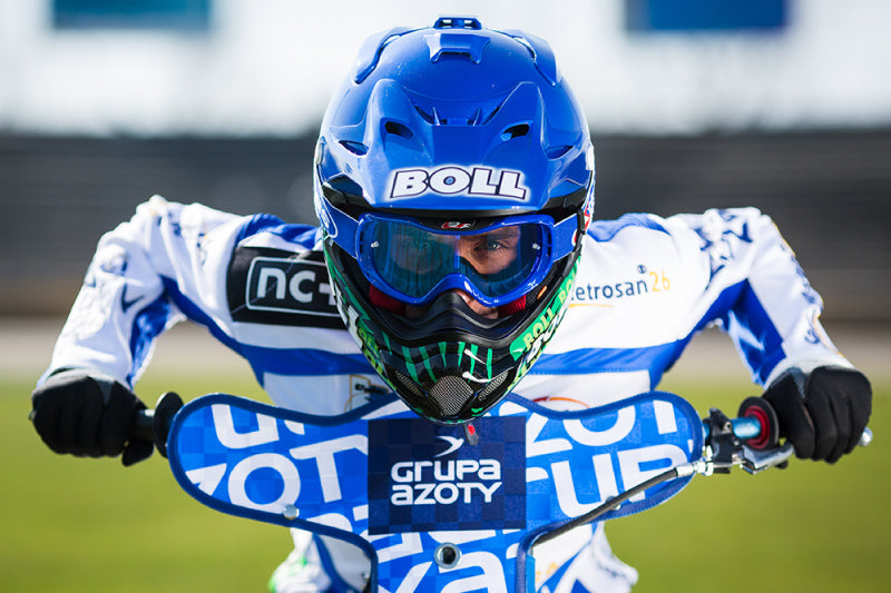 martin vaculik w kasku Arai MX-V wychyla się do przodu przez kierownice motocykla