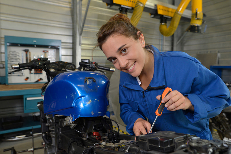 mechanik w warsztacie motocyklowym